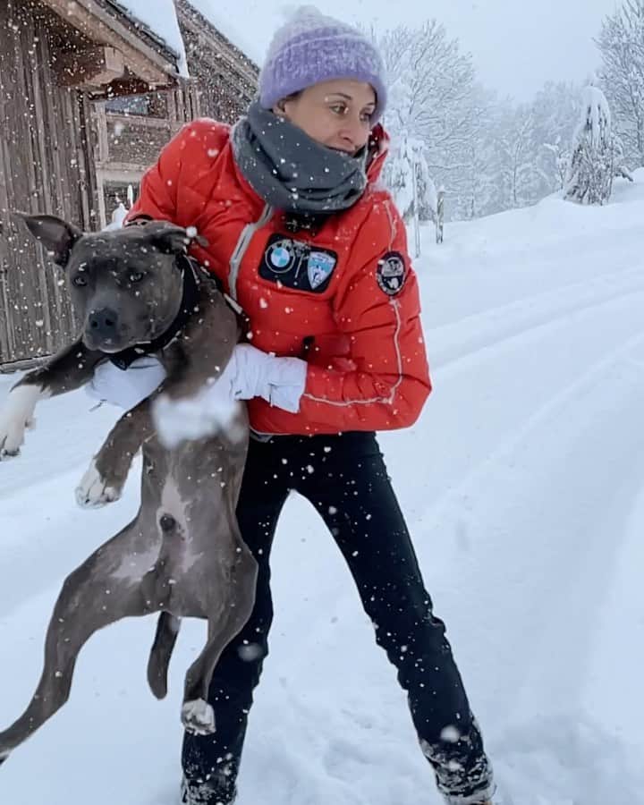 マリア・ベルチェノワのインスタグラム：「+1 kg more... back in a snow ❄️」