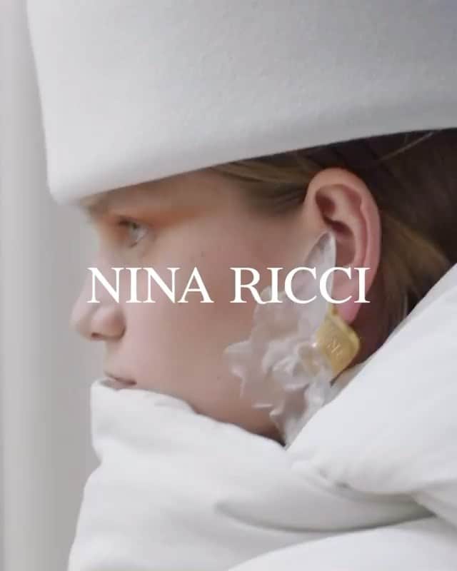 Taki Tanakaのインスタグラム：「強く、美しく。#LoveThisGirl  ＮＩＮＡＲＩＣＣＩ  #ニナリッチ  #ninaricci  @iza_official   #repost @ninaricci ・・・ Past meets future in a heightened present Nina Ricci Fall-Winter 2021-22 digital show   Creative direction @lisiherrebrugh and @rushemybotter Direction, VFX, production @servicesgeneraux  DoP @hovighagop Music @studiofredericsanchez Styling @vanessareidofficial Creative advisor @benjamingrillon Casting direction @bitton @establishmentny Hair @yann_turchi Make-up @cecileparavina Nails @sally_derbali Models @aliridgway @assabaradjii @fien_maes @liankoster @ngozi_anene @nina.2z  #izastagram」