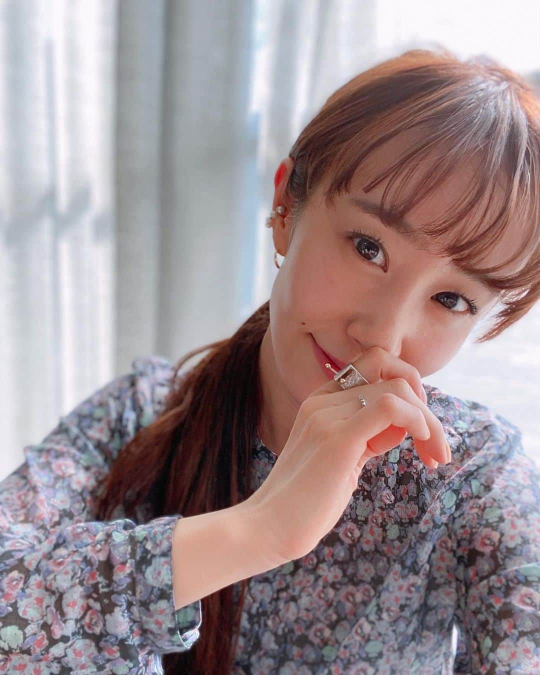 菊井彰子さんのインスタグラム写真 - (菊井彰子Instagram)「【卒業】 最近、TPOやお洋服によってですが、すこーしずつ大好きだったディファインのカラーコンタクトの卒業をしてみています😃これ結構カラコンヘビーユーザーさんからすると勇気いるよね❓笑 というのも、年齢とともになんとなく似合わなくなってきた気がして💦 まつ毛はパリジェンヌです。が、今はとれかけですが（笑） まつ毛もギューイーンってバチバチに上がっていたりマツエクとかが似合わなくなってきた🙀 肌質や髪質、雰囲気やシワは年齢相応になっていくのに目だけ若々しいのが違和感になってきました😂 目のまわりもそれなりに窪みとかでてくるしね💦  前向きに捉えて、色んな事がカスタムでごまかせなくなってきたからこそ、シンプルに素そのものを綺麗にしていかなきゃですね🥺 そのためには心にもゆとりを🤍←これが一番難しい🤦‍♀️  今年で35歳。 自分の好きを大切にしながらも自分らしさを追求したいものですね。　見た目も中身も可愛らしくキュートに老いたいものです。  #ootd #ootdfashion  #春ファッション #春コーデ #ママコーディネート #ママコーデ #ママファッション  #ママスタ  #ママスタイル  #女の子ママ #女の子のママ #ママライフ  #ママリ #ママライフ #ママ #ママタス #mamafashion  #公式39grammer #サンキュ25周年専属読者モデル　#isabelmarantetoile #isabelmarant #セットアップ #セットアップコーデ」3月16日 16時24分 - yanakiku_kiku