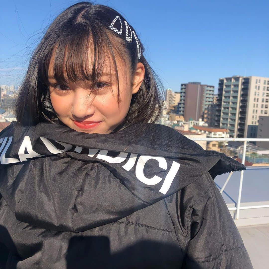 ニコ☆プチのインスタグラム：「🍃 風つよーー！！な日😌✨ ロケジャンがマスト〜🙆🏻‍♀️  #犬飼恋彩  #前髪ばーんとなっても可愛いレイラ🥰」