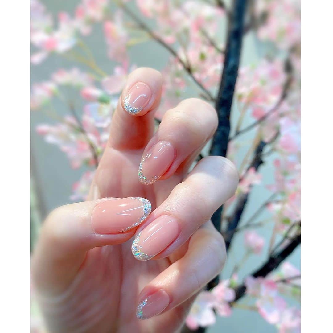 rinaのインスタグラム：「Spring nail🌸 . 1枚目…今回の！ 淡ピンク×クリアの ちゅるんベースに細ラメフレンチ 2枚目…前回の！ 乳白×バタフライホロεïз . 超短ネイル派だったけど、 最近はナチュラルな長さで キープしています☺︎ . たまたまシンプル続きだけど 次くらい反動で 派手ハデになっちゃうのかなー これの繰り返し笑 . #ネイル #ジェルネイル #ネイルサロン #ネイルアート #春ネイル #シンプルネイル #フレンチネイル #ラメフレンチ #バタフライネイル #蝶々ネイル #桜 #メイク #ヘア #」