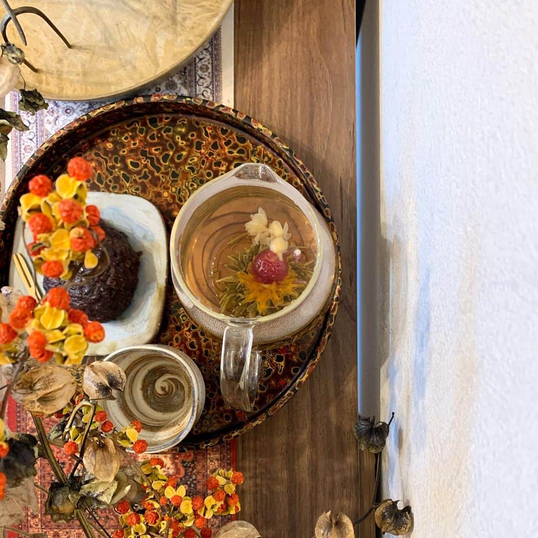のインスタグラム：「🌺tea time🫖 Uber岸たん&キミタンからのお花のお茶と 実家から届いたおかーさんお手製のおはぎ🤤 優しさに包まれていただきます🥰」