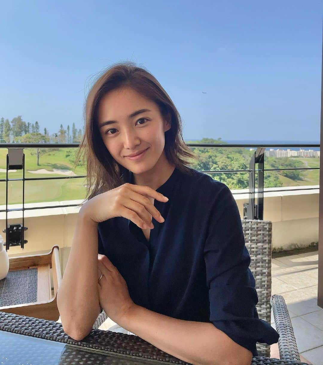 夏美のインスタグラム：「PGMゴルフリゾート沖縄　@pgm.official ⛳️🏝🏌️‍♀️ レストランは美しいコースと東シナ海が一望できるテラス席がおすすめ☺️ 沖縄は昼食をはさまないスループレーが基本なんですよね❗️😳 18H終えた後の絶景ご飯は最高の一言❣️ ＊ ＊ #夏美の沖縄ゴルフ  #夏美の沖縄ライフ  #okinawajapan #pgmゴルフリゾート沖縄  #golf #okinawagolf」