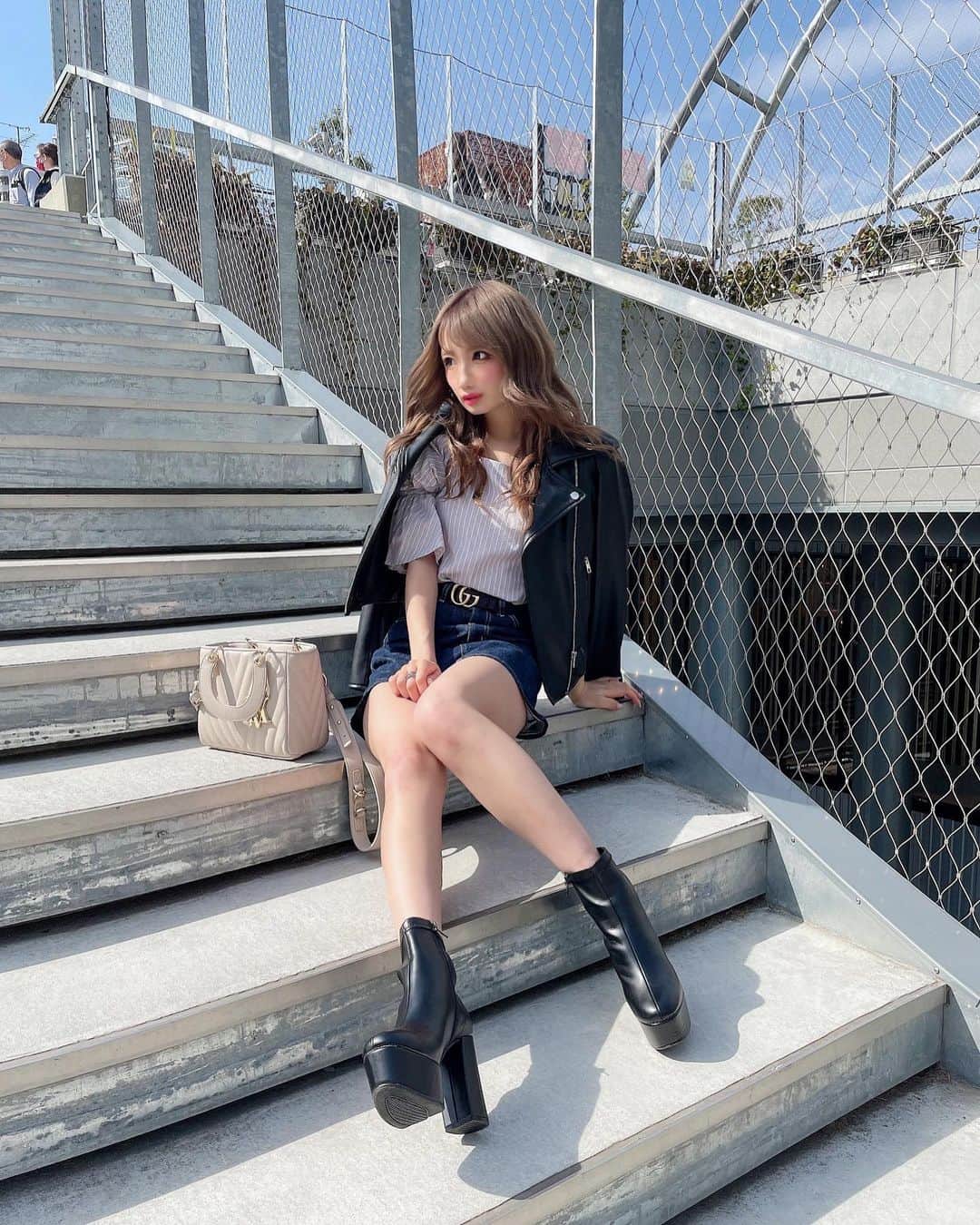 まゆぴちゅーさんのインスタグラム写真 - (まゆぴちゅーInstagram)「Miyashita Park🌼∗︎*ﾟ * 今日まじめっちゃいい天気だね♡ 気温最高すぎる！！！🌈 風も強くないし\( ˆoˆ )/☀️💗！！ * ただ、 花粉症の人つらそう…😭😭😭 まゆ、まだ幸せなことに花粉症じゃないのよね… いつかなるのかな… * * @zara のライダースと @esperanza_official のショートブーツ 最強にいいかんじだぁ\( ˆoˆ )/♡ * * * #miyashitapark #宮下パーク #渋谷 #渋谷カフェ  #ootd #outfitoftheday #今日のコーデ  #zara #rienda #gucci #acepalm #esperanza  #ライダース #ライダースコーデ #ライダースジャケット  #ショートブーツ #きれいめカジュアル  #カジュアルコーデ大人可愛い #大人可愛いコーデ  #脚長効果 #脚痩せダイエット #春コーディネート  #春コーデ #おしゃれコーデ #お出かけコーデ #表参道カフェ #代官山カフェ #カフェ巡り東京」3月16日 17時12分 - mayu_03pichu