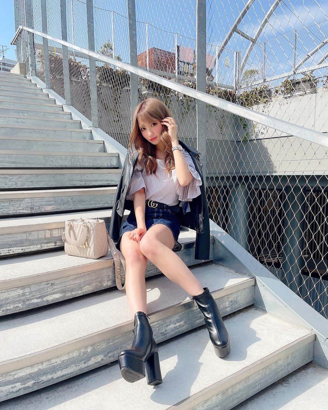 まゆぴちゅーさんのインスタグラム写真 - (まゆぴちゅーInstagram)「Miyashita Park🌼∗︎*ﾟ * 今日まじめっちゃいい天気だね♡ 気温最高すぎる！！！🌈 風も強くないし\( ˆoˆ )/☀️💗！！ * ただ、 花粉症の人つらそう…😭😭😭 まゆ、まだ幸せなことに花粉症じゃないのよね… いつかなるのかな… * * @zara のライダースと @esperanza_official のショートブーツ 最強にいいかんじだぁ\( ˆoˆ )/♡ * * * #miyashitapark #宮下パーク #渋谷 #渋谷カフェ  #ootd #outfitoftheday #今日のコーデ  #zara #rienda #gucci #acepalm #esperanza  #ライダース #ライダースコーデ #ライダースジャケット  #ショートブーツ #きれいめカジュアル  #カジュアルコーデ大人可愛い #大人可愛いコーデ  #脚長効果 #脚痩せダイエット #春コーディネート  #春コーデ #おしゃれコーデ #お出かけコーデ #表参道カフェ #代官山カフェ #カフェ巡り東京」3月16日 17時12分 - mayu_03pichu