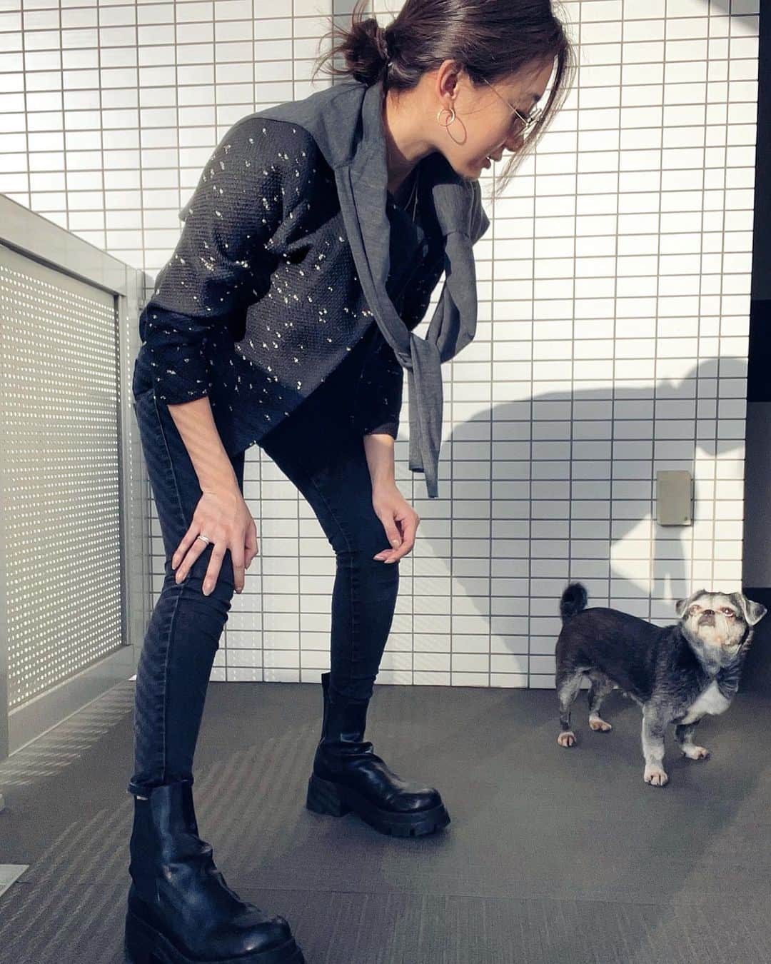 里海のインスタグラム：「何がしたかったかというと…  ただぷーちゃんと写真が 撮りたかったんです…😭  という写真です…😢  にしても、ぷーちゃんって、鼻の下とお口が黒くて 可愛い〜〜🥰🥰🥰  #pug  #pekingese  #pugstagram #pekistagram  #petlovers #animallovers #パグペキニーズ #パグ　#ペキニーズ」