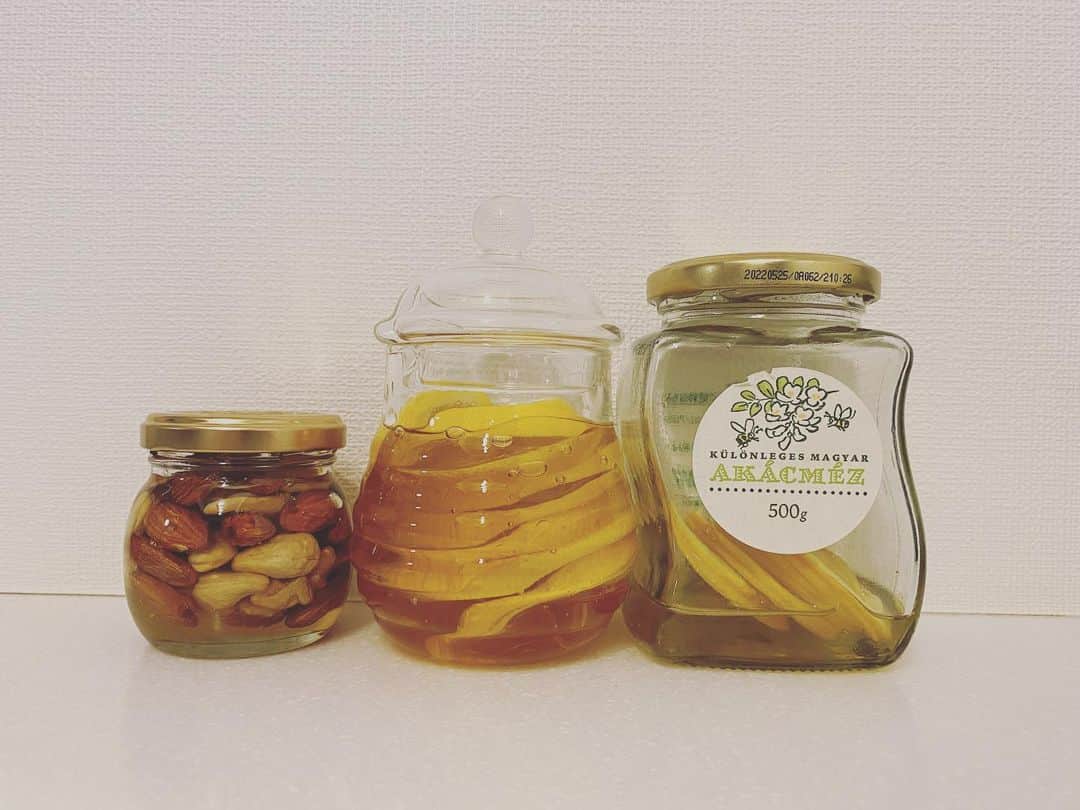 逢田梨香子さんのインスタグラム写真 - (逢田梨香子Instagram)「蜂蜜にハマり中🍯🐝🍯🐝 毎朝手作りの蜂蜜レモンをお湯に溶いて飲んでる。素焼きナッツの蜂蜜漬けはヨーグルトに。  #蜂蜜」3月16日 17時23分 - aida_rikako_