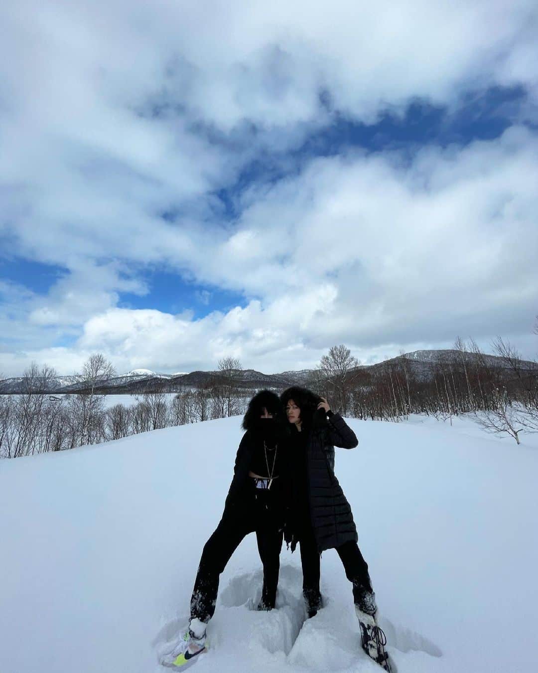 山本ソニアのインスタグラム：「えまと初の雪の国へ❄️ VLOGアップしたので是非プロフィールのURLからチェックしてみてください🥳  そして今日はエマのBD🤍 後日素敵に祝わせて頂きます😚」