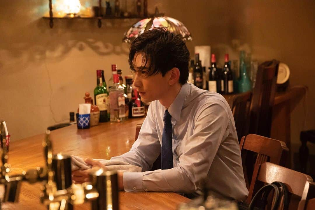 西荻窪 三ツ星洋酒堂さんのインスタグラム写真 - (西荻窪 三ツ星洋酒堂Instagram)「🍸 #西荻窪三ツ星洋酒堂 #にしぼし 明後日放送の最終話をご紹介🌈  とうとう缶詰も残すところあと１つになり、最後の客を迎える雨宮涼一朗（#町田啓太）、中内智（#藤原季節）、小林直樹（#森崎ウィン）ら三ツ星洋酒堂の面々。そこへデザイナーとして海外で活躍する才川尚美（#中山美穂）がやってくる。昔三ツ星洋酒堂によく通っていた才川は、先代のマスターに会いに来たという。昔のことを思い出しながらカクテルと缶詰料理を味わう才川の、三ツ星洋酒堂にも関係する“ある事”が明らかになり――。やがて三ツ星洋酒堂が閉店の時を迎えるとき、雨宮、中内、小林は一体何を思うのか――。」3月16日 17時53分 - 3boshi_youshudo_mbs