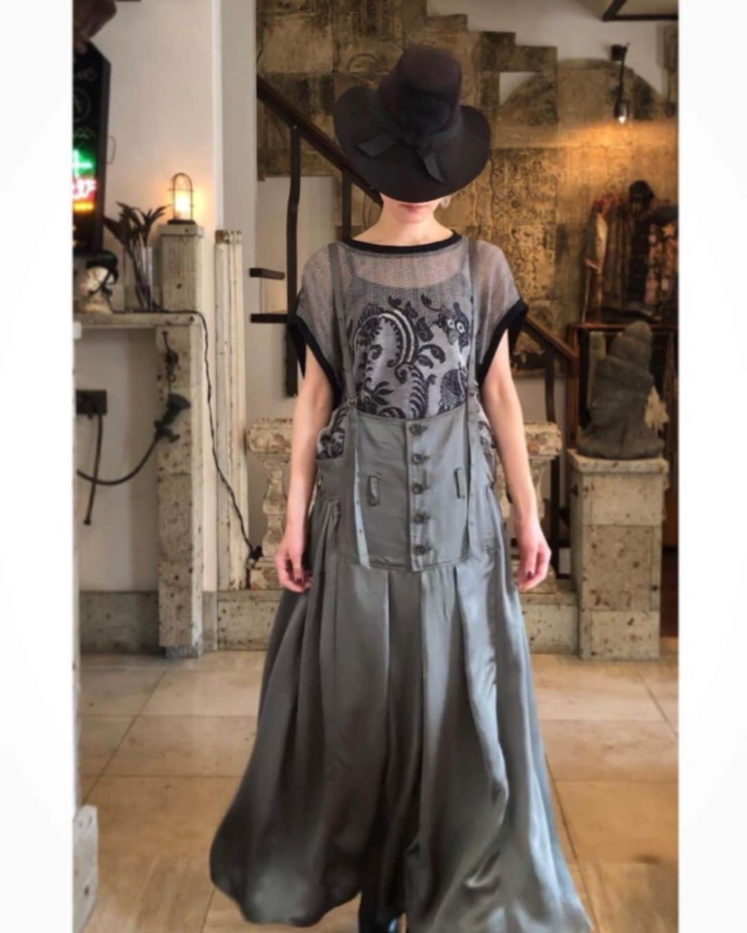シェアースピリットのインスタグラム：「サテンスカート  . SIZE 36 ¥48,000 . 昨日載せたスカートの色違い カーキ色になります。 . オーバーサイズのウエストを 華奢なサスペンダーで . ハイウエスト5つボタン これがジャケットを着た時にカマーバンドをつけてるような✨ . ハイウエストって脚を長く見せてくれます。 . サイドにギャザー 歩いたらときの揺れ感綺麗です。 . 後ろ前で着てもよし。 ベルトで絞ってはいても🌟 . どんな風にも着れるので 1年中活躍すること間違いなし オススメです。 . 今日はシルクのノースリーブを合わせて . SIZE FREE ¥13,000 . 前身頃はシルク馬レース柄 後ろはカットソーになっています。 . 通販対応しております。 お電話、インスタグラムのメッセージよりお問い合わせください。 . #sharespirit#シェアースピリット#代官山」