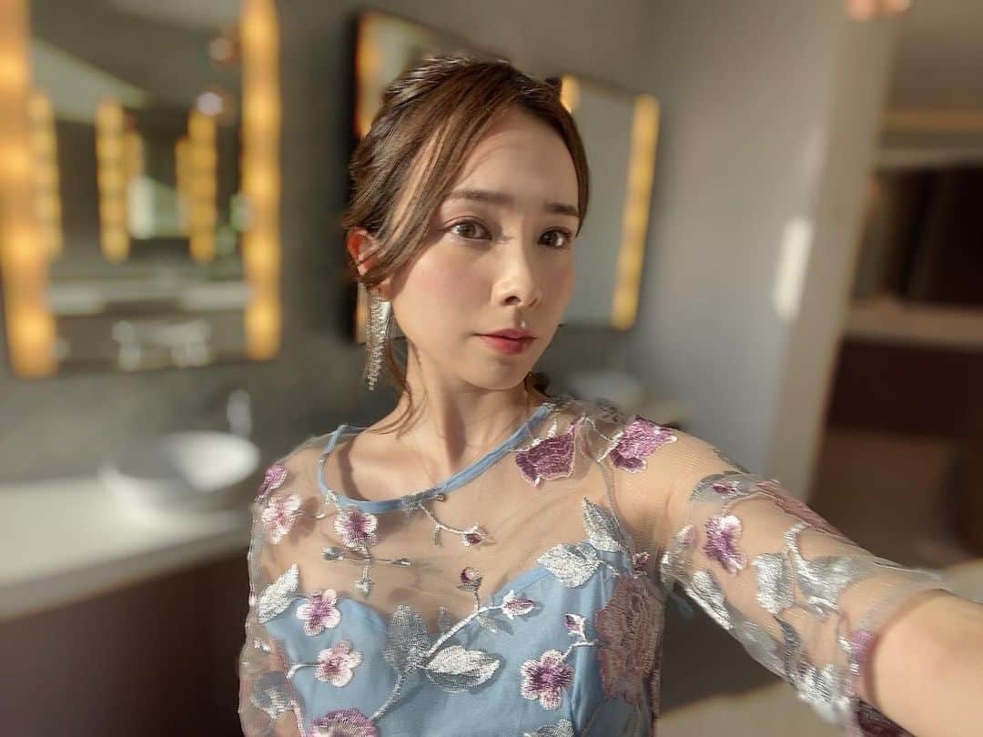黒澤詩音のインスタグラム：「昨日は毎年担当させていただいている司会のお仕事でした🎤 今年も楽しかったです✨  そして今日は、朝からロケでした⭐️  そしてこれから、 明日のお仕事の準備をします💨  毎日違うお仕事なので頭の切り替えが重要です！  #司会 #MC #アナウンサー #衣装 #selfie」
