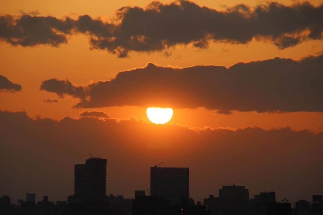 坂元美香さんのインスタグラム写真 - (坂元美香Instagram)「today's sunset 2021/03/16 17:40  毎日沈む場所が右へずれてゆくので 富士山から遠ざかってしまう。 夏はwith富士山な夕陽写真撮れないかもな。  毎日撮ってもまったく飽きない。  #sunsetphotobymikasakamoto  #sunset #夕陽 #夕日 #夕焼け  #やっぱり空が好き #イマソラ #CanonEOSKiss8i」3月16日 17時52分 - mika_saka