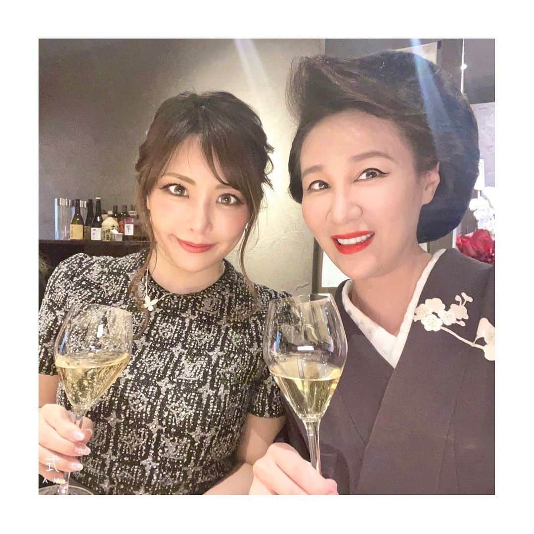 唐沢菜々江のインスタグラム：「彩花ゆいちゃん🤗💓 中洲から銀座に来てくれて 鮨エンリケでYouTubeも再コラボ🤗💖  お若いのにしっかりしていて 仕事はエネルギッシュ‼ いつも感銘を受けています️😌✨  久しぶりの恋バナ💕も したりしなかったり⁉️  気になる内容は・・ 彩花ゆいチャンネル 銀座ななえチャンネル チェックしてみてくださいね✨ チャンネル登録も、よろしくお願いします🤗💓  撮影の時はフェイスガードを 外させていただいております☺️  *・。*゜・。・o゜・。*゜・。・o*゜・。*゜・。・  YouTube【銀座ななえチャンネル】では、 Instagramでお伝えしきれない 様々な情報を発信しています‼️ プロフィールのURLをタップしてね🤗‼️ @nanae.karasawa  *・。*゜・。・o゜・。*゜・。・o*゜・。*゜・。・  #彩花ゆい #クレオール #クラブ #愛を注ぐ人 #唐沢菜々江 #ななえママ #菜々江ママ #クラブななえ #銀座ななえ #nanae #鮨エンリケ #エンリケ #予約困難店 #シャンパン #銀座 #東京 #ginza #tokyo #club #クラブ #銀座クラブ #高級クラブ #ホステス #youtube #ユーチューブ #youtuber #ユーチューバー #youtubeコラボ #コラボ」