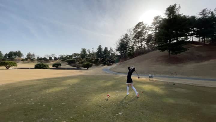 ホ・ヨンジュ のインスタグラム：「#나이스샷 영주 머리 올린 날🏌🏻‍♀️ 골프인생 시작✨ 공 맞는 소리 너무좋다🤭👍🏻👍🏻👍🏻 행복해!😝 브라보 마이 라이프」