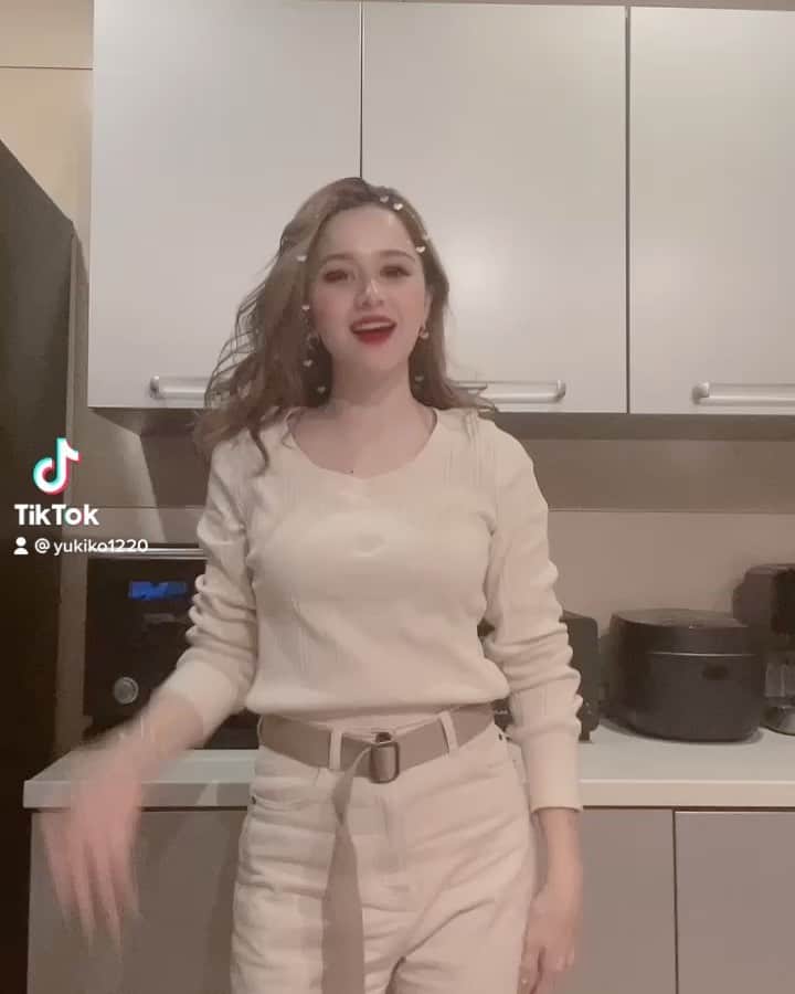のインスタグラム：「. ここに来たら、が頭から離れまてん。笑  #キッチンで踊る主婦  #tiktok #tiktokjapan #kitchen  #japanesegirl #女の子ママ #フォローしてね ♡」