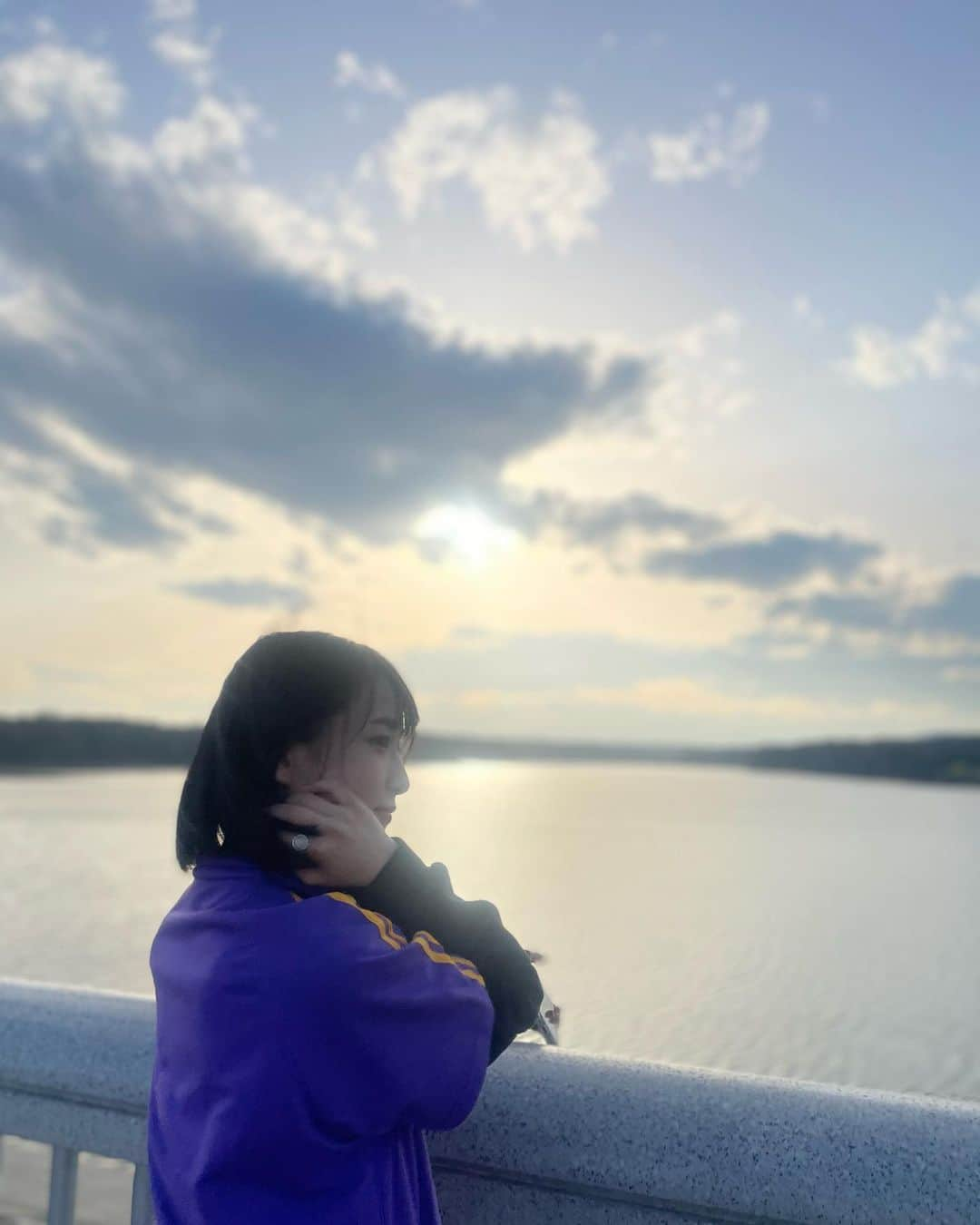 佐藤ひなたさんのインスタグラム写真 - (佐藤ひなたInstagram)「・ ・ 今日はすっごくいいお天気だったね☀︎  動いてると少し暑いくらい( ´ཫ` )  今週は忙しいからお散歩してリフレッシュ♡  #湖 #リフレッシュ #すっぴん #水 を見ると #落ち着く (✿´꒳`)ﾉ°+.* 泳ぎたくなるけど #カナヅチ です ꪔ̤̱ꪔ̤̱ꪔ̤̱ #水遊び で #十分 ‼︎ #求 :泳ぎ方教えてくれる優しい方 (o_ _)o #パーカー#ハーパン #セットアップ #紫 #重ね着 #スニーカー #new #リング #佐藤ひなた #ひな #ひなdays」3月16日 18時23分 - hinata_sato_official