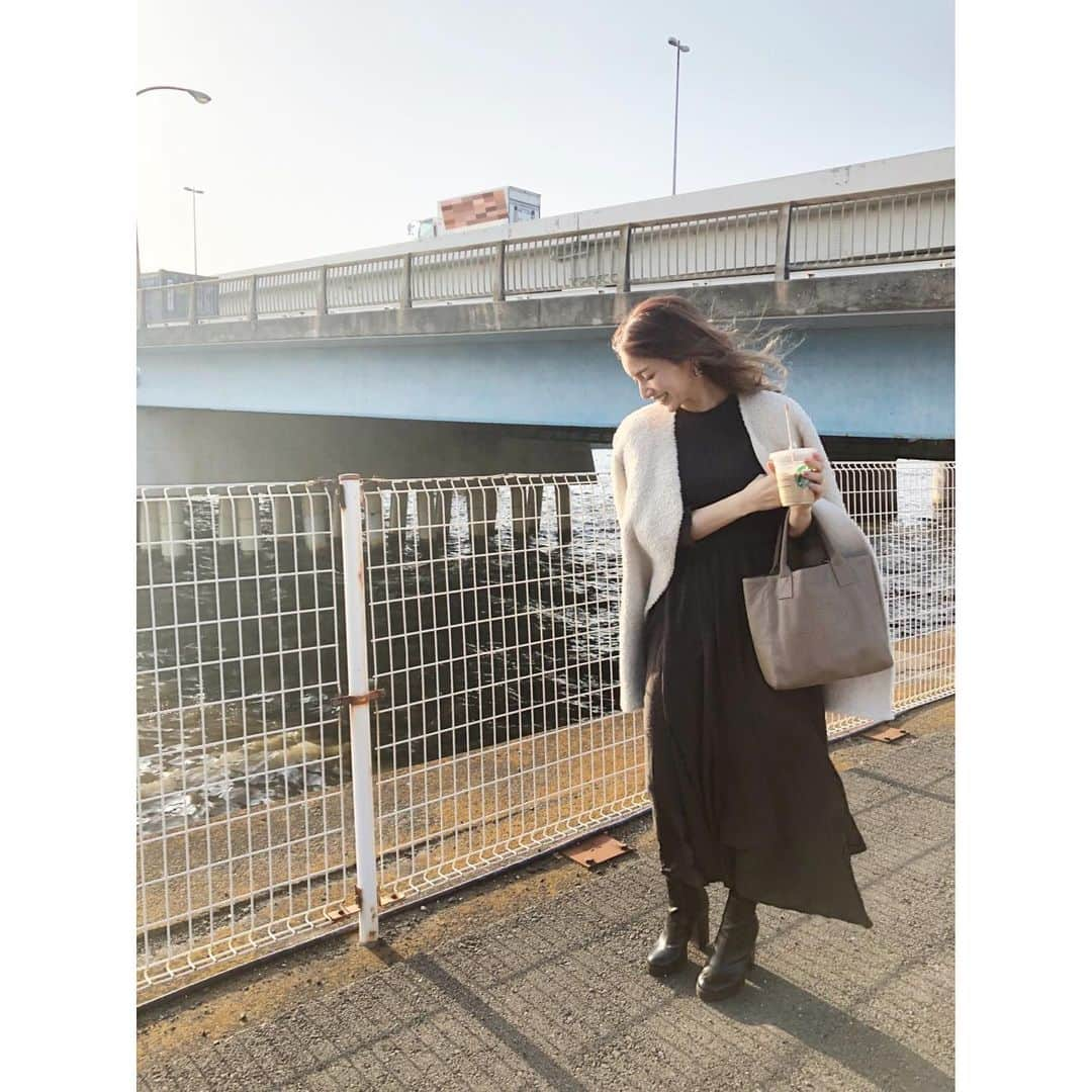 後藤真希さんのインスタグラム写真 - (後藤真希Instagram)「一応横浜。久々に来た〜！ 今日はジュリカさんと間さんと一緒でした💛 お洋服はミラオーウェンでっす！ このワンピースウエスト部分がゴムになっててキュッとしてるから脚長効果🤣助かります😍👍🏼  #今日の私服 #ワンピース #風つっお🤣 #道間違えるからのアドレナリン #今日もお疲れ様 #デジタル写真集 #デジタルフォトカード #発売中です #詳しくはストーリーズみてね」3月16日 18時25分 - goto_maki923