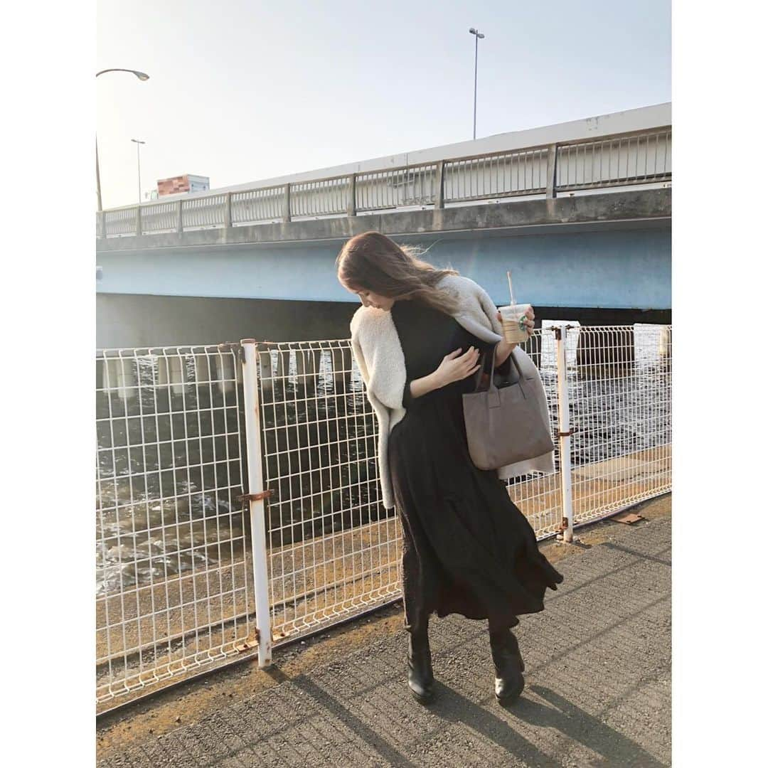 後藤真希さんのインスタグラム写真 - (後藤真希Instagram)「一応横浜。久々に来た〜！ 今日はジュリカさんと間さんと一緒でした💛 お洋服はミラオーウェンでっす！ このワンピースウエスト部分がゴムになっててキュッとしてるから脚長効果🤣助かります😍👍🏼  #今日の私服 #ワンピース #風つっお🤣 #道間違えるからのアドレナリン #今日もお疲れ様 #デジタル写真集 #デジタルフォトカード #発売中です #詳しくはストーリーズみてね」3月16日 18時25分 - goto_maki923