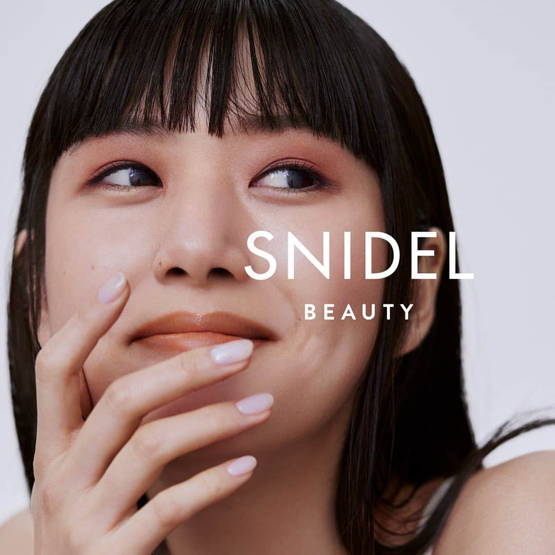 スナイデルさんのインスタグラム写真 - (スナイデルInstagram)「SNIDEL BEAUTY DEBUT   3.19(金)渋谷ヒカリエShinQs 1F NEW OPEN  【オープニング限定特典】 オープニング限定ベースメイクキットを販売致します。イルミネイティングプライマーとピュアグロウ コンパクトを同時購入頂きますと、 スキンケアトライアルキットがセットになる大変お得なスペシャルキットです。 8,580円（税込） イルミネイティングプライマー　30ml（現品） ピュアグロウ コンパクト　全4色よりお好きな色1色　11g（現品） ボタニカル クレンジングオイル ミニ　30ml モイスチャー フォーミングウォッシュ ミニ　30ml SNIDEL BEAUTY ミニポーチ *数量限定となりますので、無くなり次第終了とさせて頂きます。  さらに、税込10,000円以上お買い上げのお客様にはオリジナルエコバッグをプレゼント致します。※数に限りがございます。無くなり次第終了とさせて頂きますのでご了承下さいませ。  わたしたちの、先をみせよう 聡明さ、かわいさ、強さ、繊細さ、 大胆さ 凛としたわたしらしさ  どんな自分にもなれる 新しいスタンダード  うつくしくありたい 同時に未来も大切にしたいと願う  すべてのひとへ贈るサステナブルの形  きっと生き方すらも変えていく  これからを生きる わたしたちのクリーンビューティ  ルミネ新宿2　2F OFFICIAL ONLINE STORE  NOW OPEN  3月25日(木)　名古屋タカシマヤ ゲートタワーモール　2F 4月21日(水)　西武池袋本店　1F 4月24日(土) 　阪急うめだ本店　2F 4月28日(水)　博多阪急　1F NEW OPEN  #SNIDELBEAUTY #スナイデルビューティ #SNIDEL #スナイデル #CleanBeauty #クリーンビューティー #わたしたちの先をみせよう #きっと生き方すらも変えていく #これからを生きるわたしたちのクリーンビューティ @snidelbeauty」3月16日 18時26分 - snidel_official