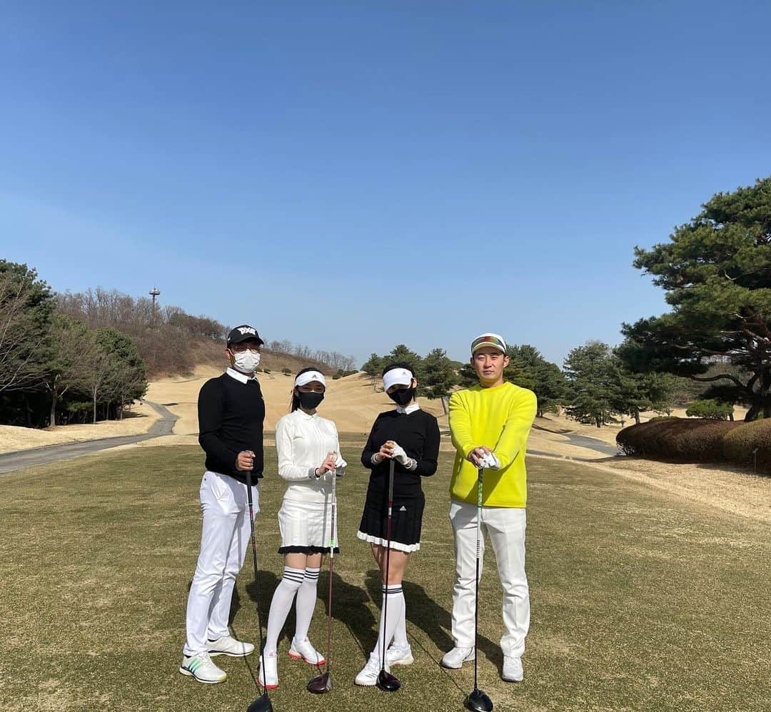 ホ・ヨンジュ のインスタグラム：「#트레져헌터패밀리 이 멤버 리멤버 포에버🏌🏻‍♀️듀자매 머리 올려 준 재드레곤, 울 댑표님 @songjaeyong2019  평생 잊지 않을게요🤭👍 항상 저희 챙겨주시는 진이사님도 짱짱 최고!!! @jinjongsuk   마지막 사진은 1년 전, 이 멤버들 다 같이 독일 #뉘른베르크 출장 갔을 때!  #트레져헌터 최고👍🏻👍🏻👍🏻🥰」