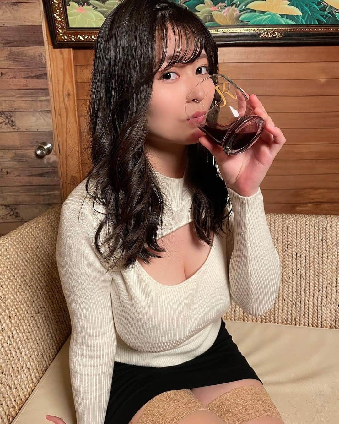 未梨一花さんのインスタグラム写真 - (未梨一花Instagram)「全部お酒のせいだ🍷     あ、残念ながら酔っても脱ぎません← そしてぶどうジュースでした🍇     発売まであと3日！！！ 6thdvd #もう撮らないで    まだまだご予約受付中です〜☺️💫     それにしてもえっちぃ     #3月19日発売 #竹書房 #オフショット  #これがこう」3月16日 18時45分 - 1ka__3ri