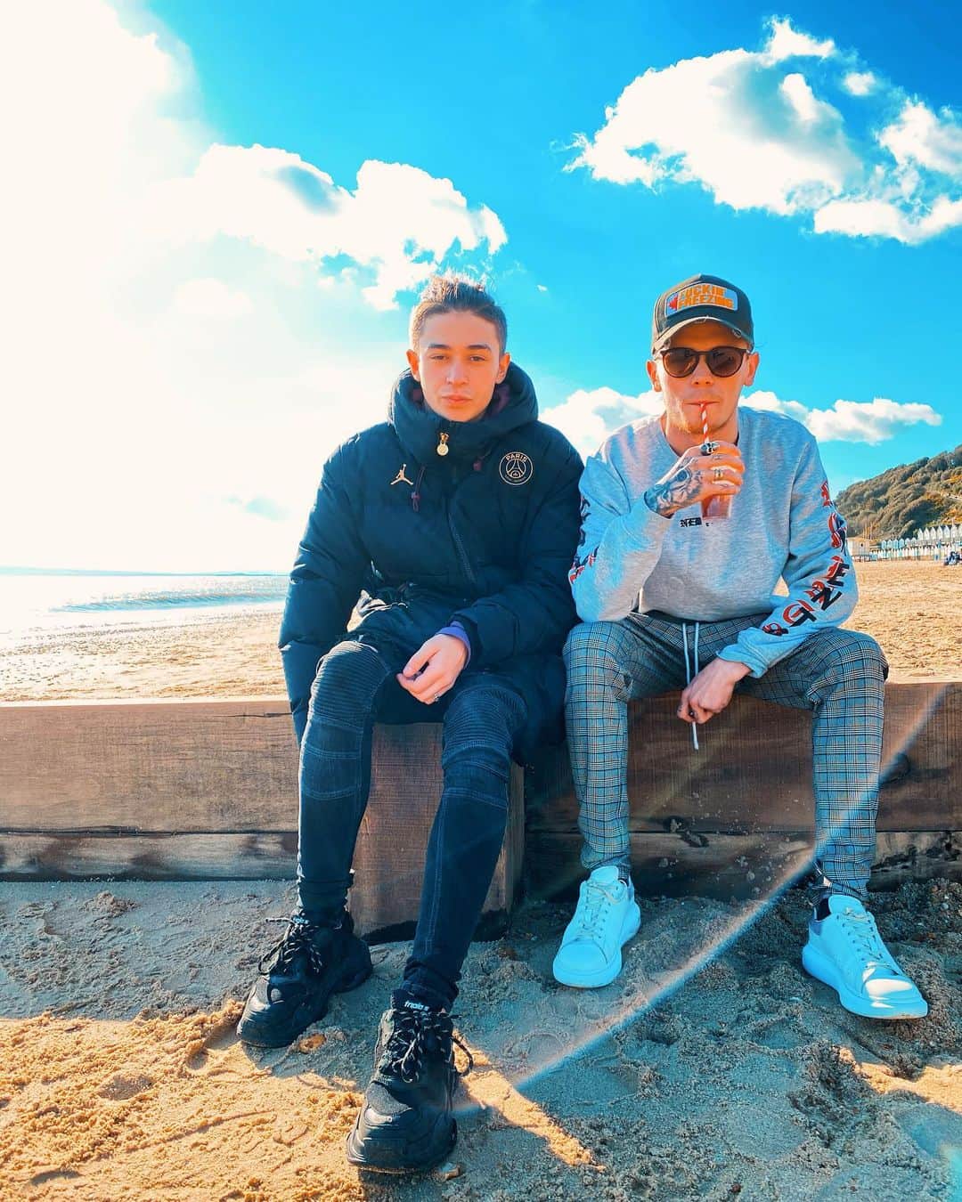 Bars and Melodyのインスタグラム：「taking in the world before taking over the world 🌎」