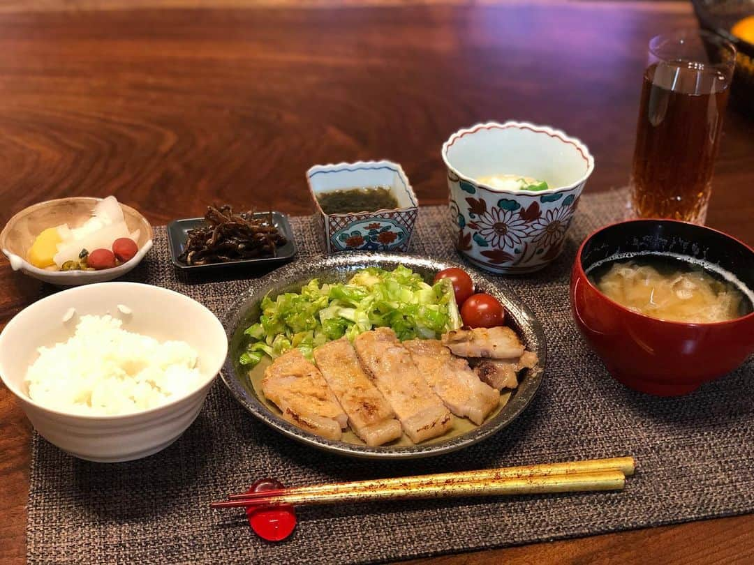 月央和沙さんのインスタグラム写真 - (月央和沙Instagram)「うちの晩ごはん🍚✨ . #豚の味噌漬け #春キャベツの胡麻和え #オクラとろろ #大根のお味噌汁 #いかなご #もずく酢 #お漬物」3月16日 18時51分 - kazusa_tsukio