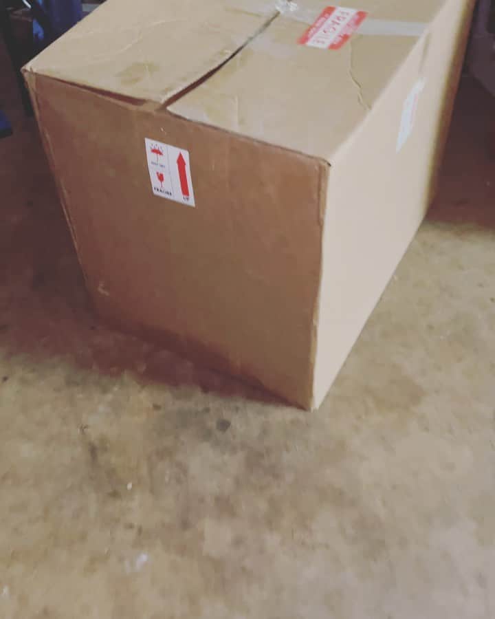 ドウェイン・ジョンソンのインスタグラム：「The eagle has landed and this surprise is for ALL MY GAMERS 🦅 🎮 🎮 🤯  Stay tuned, my friends as you will receive what’s in this box 📦😊  @zoaenergy💥 @xbox 🎮 #coolshit 👊🏾」