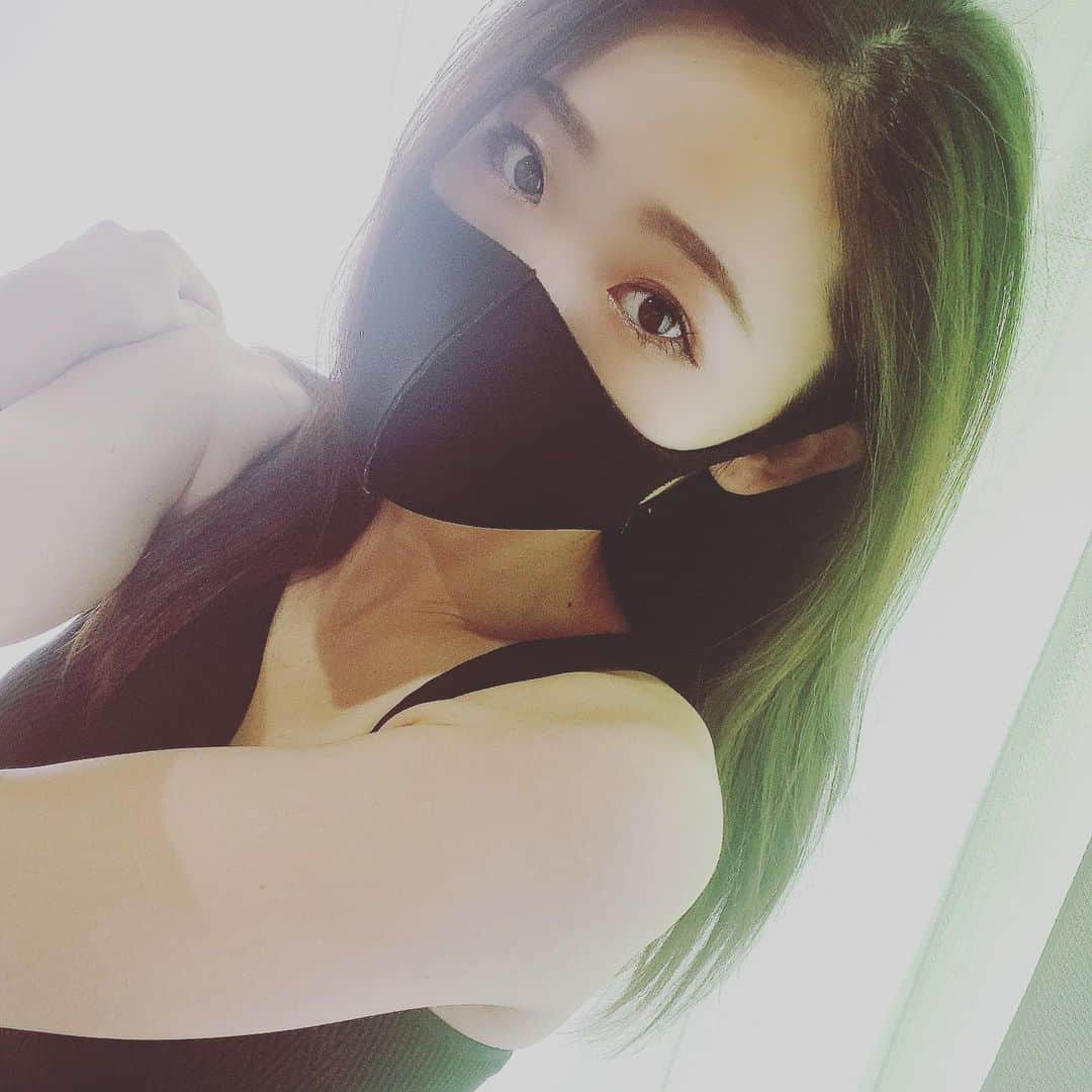 近藤みきのインスタグラム：「村田pt(@pt.murata )と早くも4回目のトレーニング💪   今日は、なんでそんなにやる気でないか？という話をけっこうしつつやってて…たぶん今までは、週に1回のトレーニングじゃ結果出ないべ。という気持ちだった。ということに気付いた。  けど、村田さんは、たしかに時間はかかるけど、今まで0だった生活に毎週1回のトレーニング、っていう習慣がついたらぜったい変わるって言われて、なんかやる気でた！  もう深夜の暴飲暴食はやめます！村田先生！  おい！これは振りじゃないよ！みんな！！！🍔🍟ww   ということでわたし、PRではなくトレーニング女子になります。笑   #トレーニング #トレーニング女子 #トレ女 #パーソナルトレーニング #神楽坂 #ヒップアップ #歪み改善  #お腹すいた #ピッツァ食べたい #KFC食べたい」