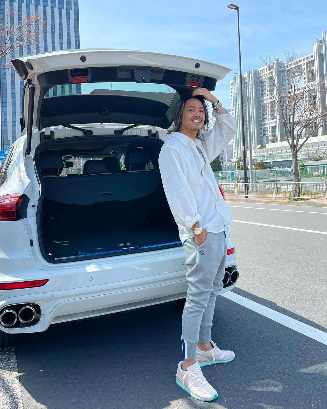 大志（DOWBL）さんのインスタグラム写真 - (大志（DOWBL）Instagram)「車乗る日はラフコーデ多め  シャツ1枚で出掛けられる季節が1番好き  #libeiro #code #porche #drive #シャツコーデ」3月16日 18時52分 - taishi.s.n