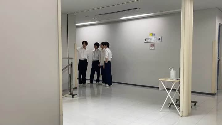 【公式】青のSP(スクールポリス)ー学校内警察・嶋田隆平ーのインスタグラム：「最終話まで あと2時間をこの４人がお知らせ❗️  #宮世琉弥 #中川翼 #池田優斗 #奥智哉  #みてね動画を撮ってるところに遭遇 #その様子が可愛かったので盗撮 #途中からですみません  #最終話まであと2時間 #青のSP」