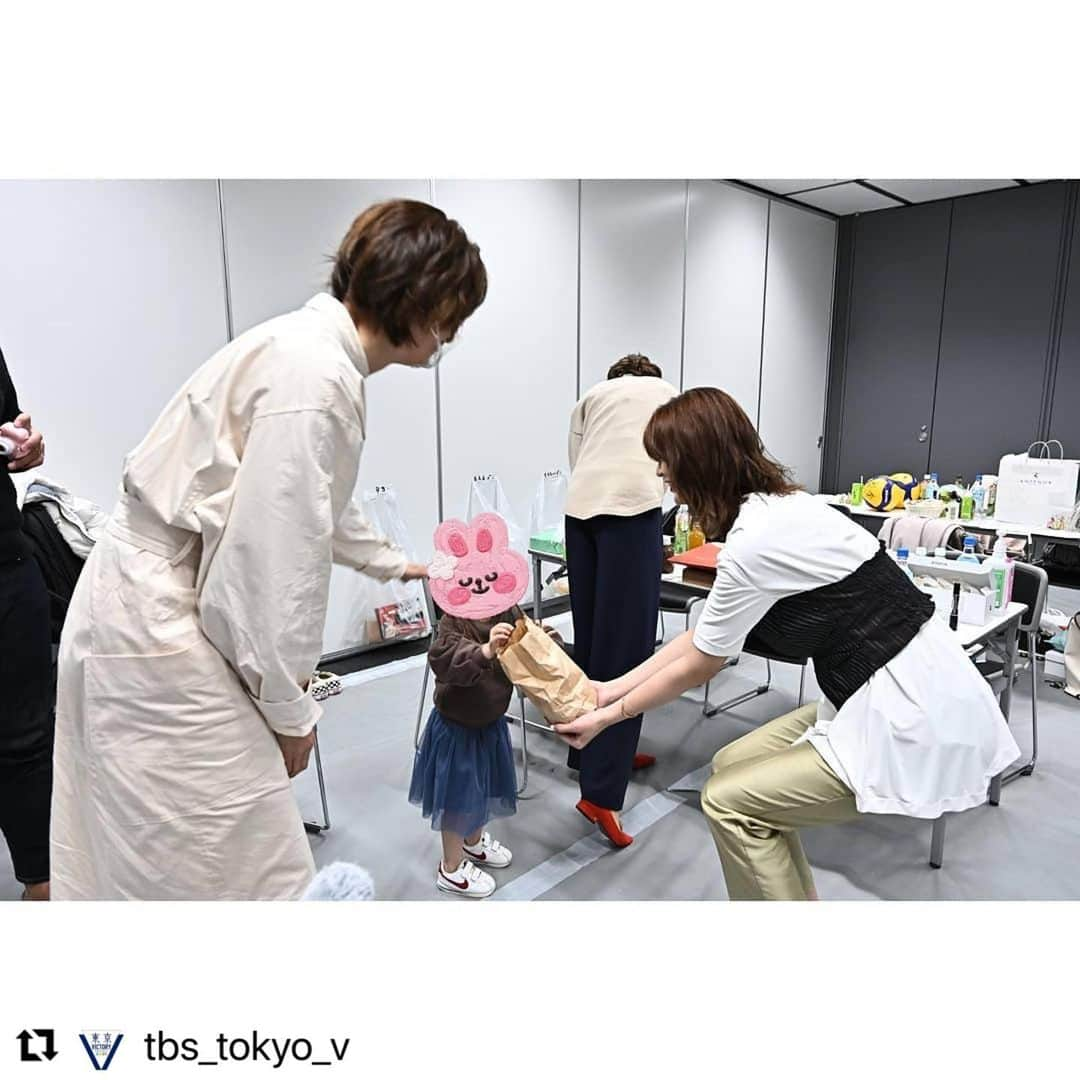 狩野舞子さんのインスタグラム写真 - (狩野舞子Instagram)「・ 今日はキラママ👶💕 ・ #Repost @tbs_tokyo_v with @make_repost ・・・ 🌈#東京VICTORY🌈  次回は #女子バレー🏐 ロンドン五輪メダリスト大集結🙌  本日はブロック技術も天下一品😳 #井上香織 さんです❤️  当日はきらさんの娘さんたちが スタッフの心をわしづかみしたことはいうまでもありません😁笑  Memo📝 🐻コートネームは『キラ』 🐥現在は二児のママ👶 🐸KIRA ジュニアという小学生のバレーチームで指導🏐 🙉世界バレー&ロンドン五輪チームトップのブロックPOINT」3月16日 19時01分 - kanochan715