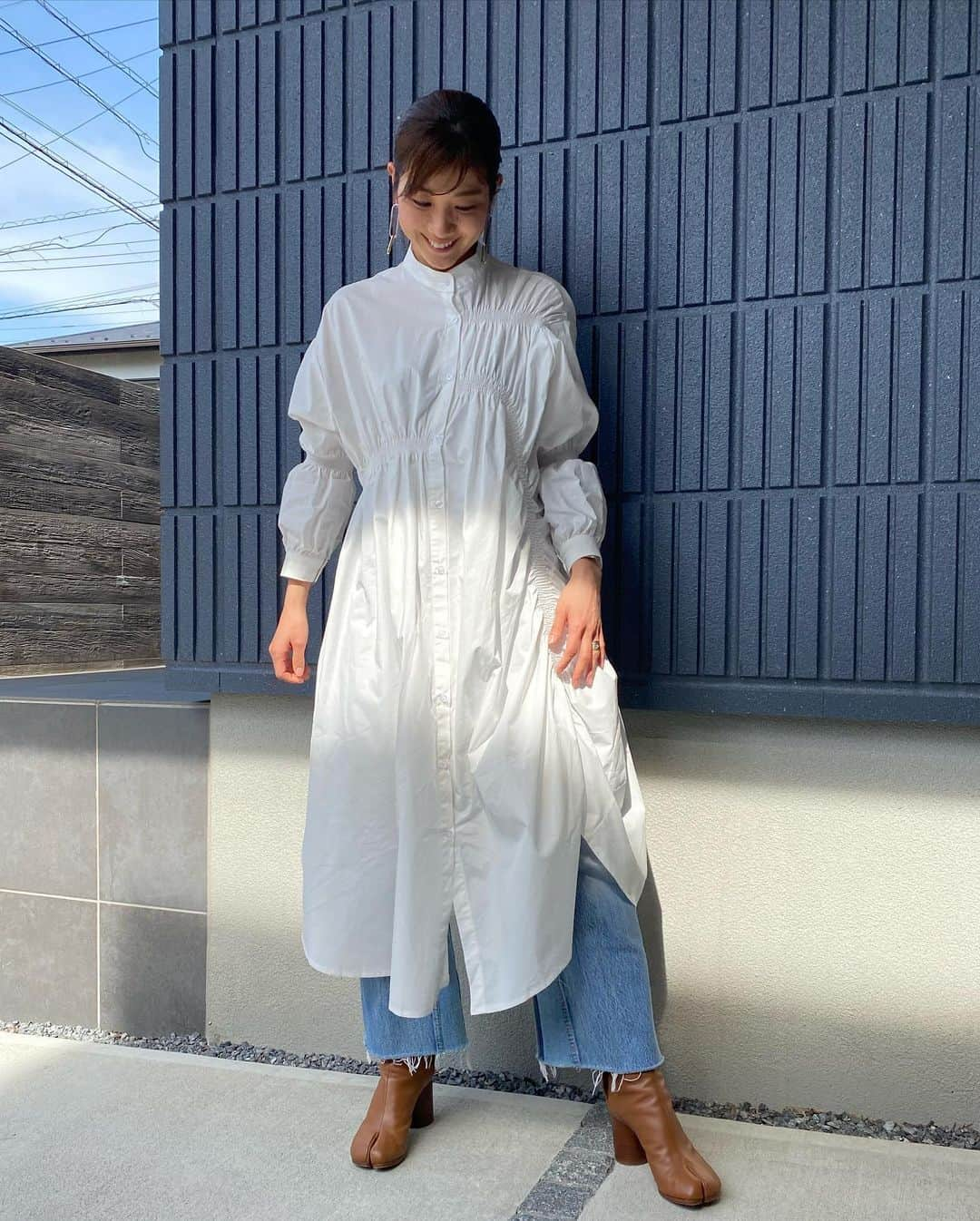 潮田玲子さんのインスタグラム写真 - (潮田玲子Instagram)「今日はおろしたてのシャツワンピースでお仕事へ🥰🙏 青空と温かな陽気に今日はこれ着ようと決めましたっ❤️❤️❤️🥰 @saaageboutique のアシンメトリーワンピース😍☝️  #私服 #saaageboutique  #アシンメトリーシャツワンピース」3月16日 19時01分 - reikoshiota_official