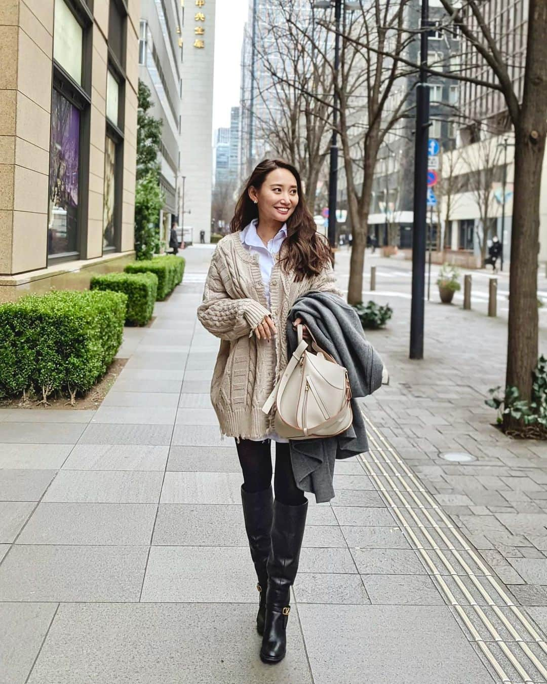 李 雨瀟さんのインスタグラム写真 - (李 雨瀟Instagram)「たこ焼き食べながら東京に戻り中🚅 自分にお疲れ様っ🙏✨ . 久しぶりにとある企業さんの撮影に参加させて頂いたんだけど、まだ言えないのでそのうちお知らせします🥰 . . この間のコーデ🤍 千春ちゃんとまなみんとランチをした時の🌸 春になるとシャツとか着たくなる〜 そして去年末くらいから可愛いと思ってたロエベをついにnew in🤍春の新色のホワイトだよ🤍 お誕生日に #Dior のハイライトもらったの💕（また載せます） 最近私の中でコスメとスキンケアがかなりディオール推し💁‍♀️ #カプチュールトータルドリームスキン ほんといい😍 . . #yuxiao_outfits  #outfits #outfit #ブーツスタイル  #160cm #160cmコーデ #shirts #colony2139 #コロニー #knit #reedit #リエディ #bag #loewe #ロエベ #シャツコーデ #シャツワンピース #ニットコーデ」3月16日 19時12分 - yuisho_ri