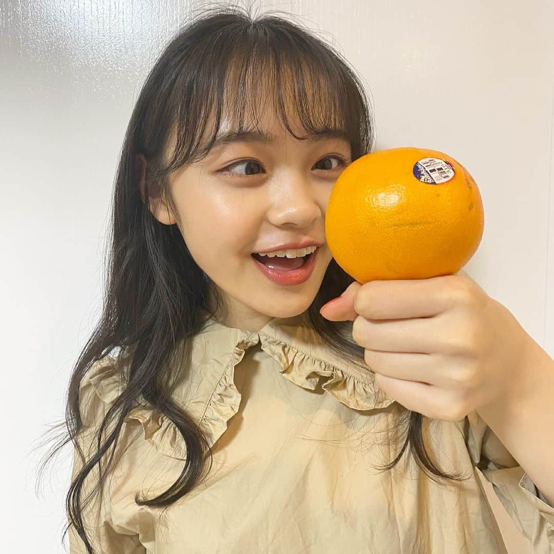 林芽亜里さんのインスタグラム写真 - (林芽亜里Instagram)「🎀﻿ ﻿ オレンジ🍊﻿ ﻿ タメにならない色んなオレンジの持ち方講座😂﻿ ﻿ #ニコラ #林芽亜里﻿」3月16日 19時04分 - meari__hayashi