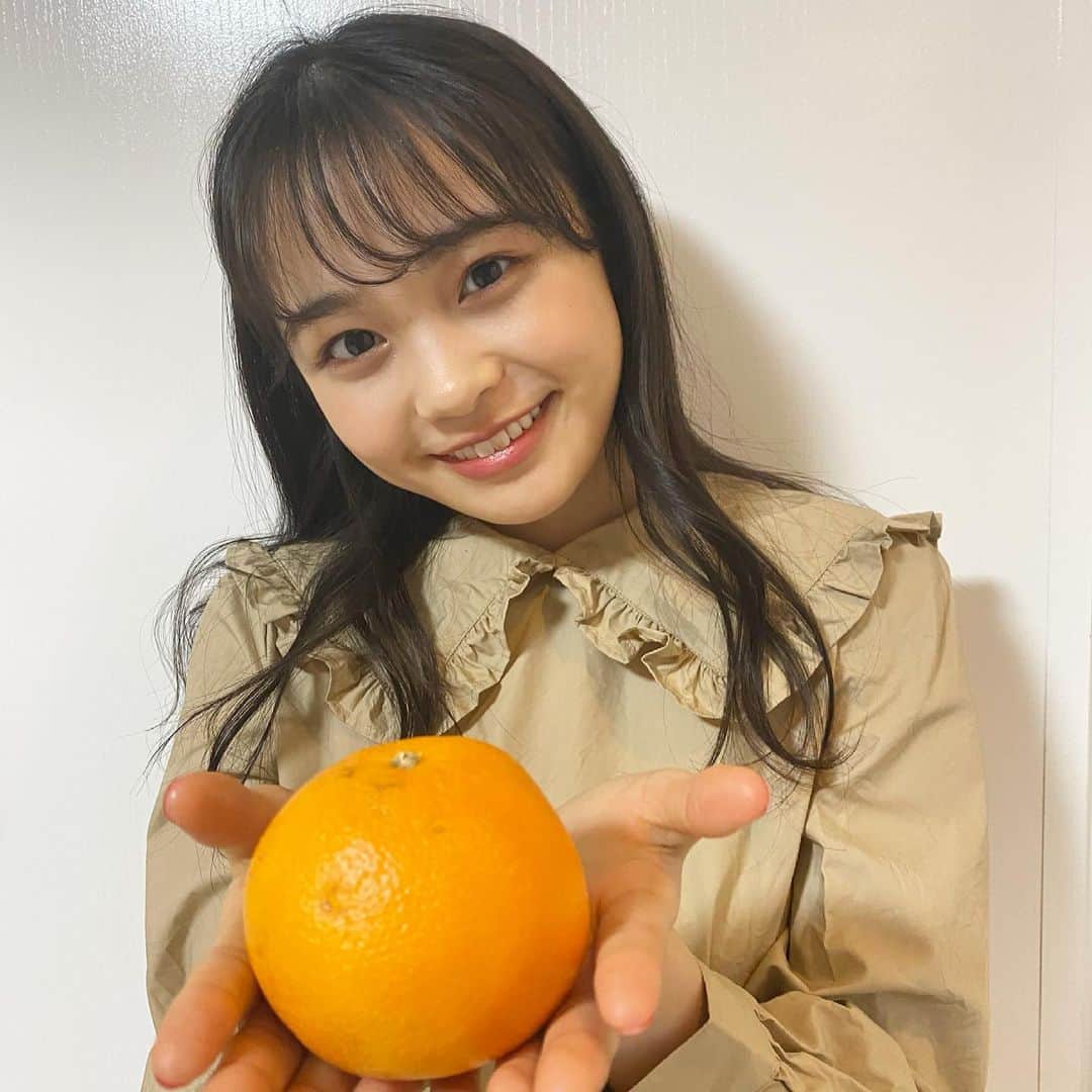 林芽亜里さんのインスタグラム写真 - (林芽亜里Instagram)「🎀﻿ ﻿ オレンジ🍊﻿ ﻿ タメにならない色んなオレンジの持ち方講座😂﻿ ﻿ #ニコラ #林芽亜里﻿」3月16日 19時04分 - meari__hayashi