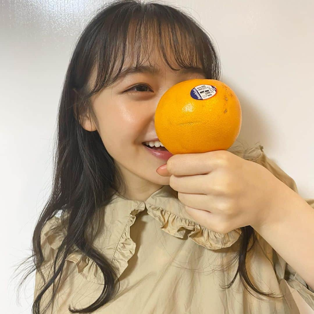 林芽亜里さんのインスタグラム写真 - (林芽亜里Instagram)「🎀﻿ ﻿ オレンジ🍊﻿ ﻿ タメにならない色んなオレンジの持ち方講座😂﻿ ﻿ #ニコラ #林芽亜里﻿」3月16日 19時04分 - meari__hayashi