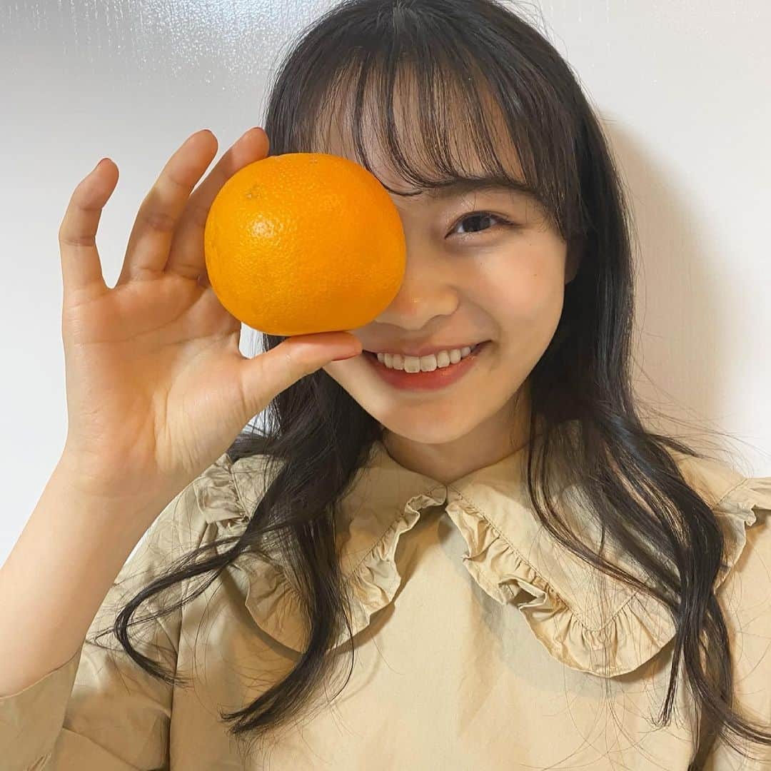 林芽亜里さんのインスタグラム写真 - (林芽亜里Instagram)「🎀﻿ ﻿ オレンジ🍊﻿ ﻿ タメにならない色んなオレンジの持ち方講座😂﻿ ﻿ #ニコラ #林芽亜里﻿」3月16日 19時04分 - meari__hayashi