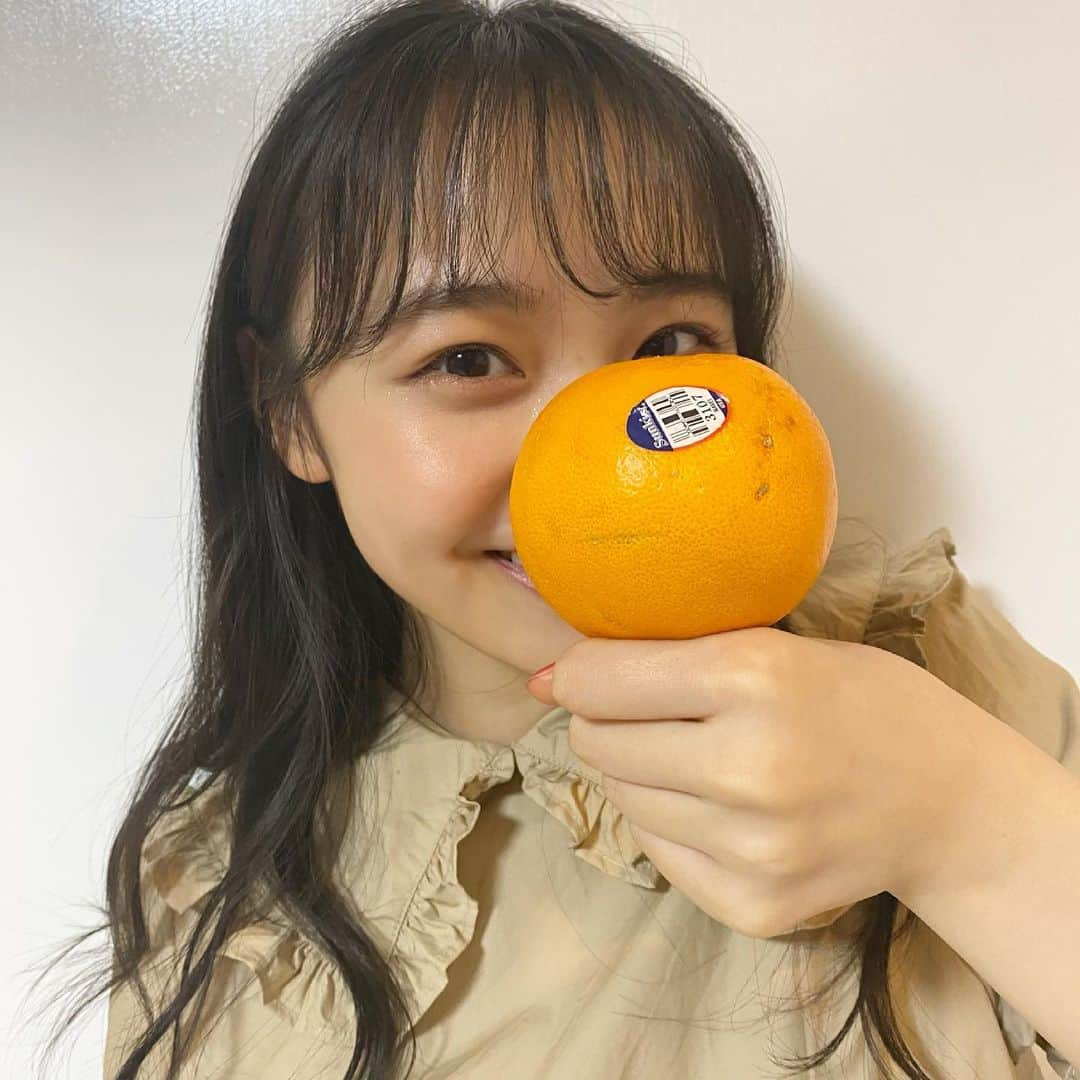 林芽亜里さんのインスタグラム写真 - (林芽亜里Instagram)「🎀﻿ ﻿ オレンジ🍊﻿ ﻿ タメにならない色んなオレンジの持ち方講座😂﻿ ﻿ #ニコラ #林芽亜里﻿」3月16日 19時04分 - meari__hayashi