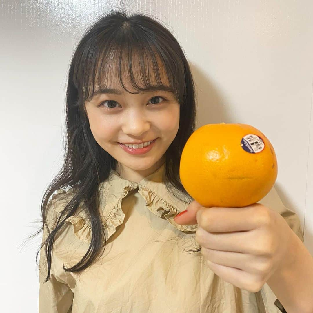 林芽亜里さんのインスタグラム写真 - (林芽亜里Instagram)「🎀﻿ ﻿ オレンジ🍊﻿ ﻿ タメにならない色んなオレンジの持ち方講座😂﻿ ﻿ #ニコラ #林芽亜里﻿」3月16日 19時04分 - meari__hayashi