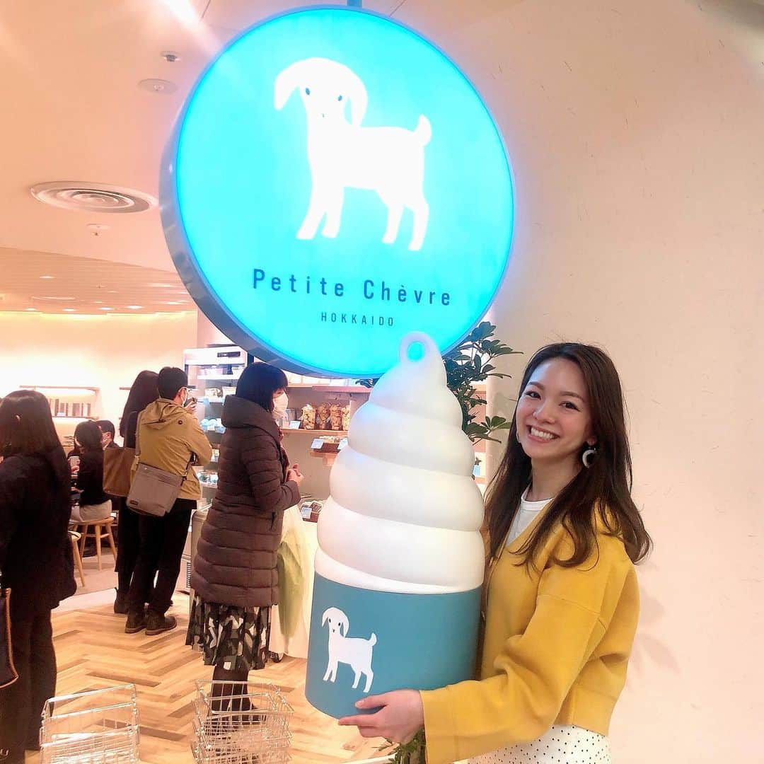 芳賀愛華のインスタグラム：「. 3月20日（土）グランドオープンするやぎミルク専門店🐐🥛 Petite Chèvreさんのプレオープンに ご招待いただき行ってきました☺️ . 自然豊かな北海道で育ったやぎのミルク🥛🐐 プリンとチーズなどいただきました☺️ プリンはなめらかであっさりめの味わい💓 チーズはすごく濃厚💓 ワインとめちゃめちゃ合うだろうなぁ🤤笑 . . ミルクやソフトクリームもいただきましたが どれもくせがなくすっっごく美味しかったです🥰🥰 他にも焼き菓子やカップケーキなど色々ありますよ😍 . #petitechevre #プティシェーヴル #やぎミルク #やぎミルク専門店 #プレオープン」