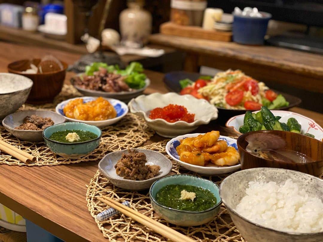 のインスタグラム：「今日は青森への旅ご飯🍚#uごはんたち おかーさんさまさまな夕食🍴 帰って来れない日が長くなってるから (と言っても元々帰るの年1だけど😂) 青森のこと思い出して食べてね〜って🍚🥺🙏🏻 筋子、稚貝だけでももう帰った気持ち🍎 おかーさんお手製マグロのカマ佃煮、辛子きゅうりの漬物、エビチリ🐟🥒🦐🤤🤤🤤 わたしサラダとホタルイカ炒めただけ🦑笑 そして旦那どんからホワイトデーにお茶碗もらって もうご機嫌な食卓👩🏻‍🍳💯」