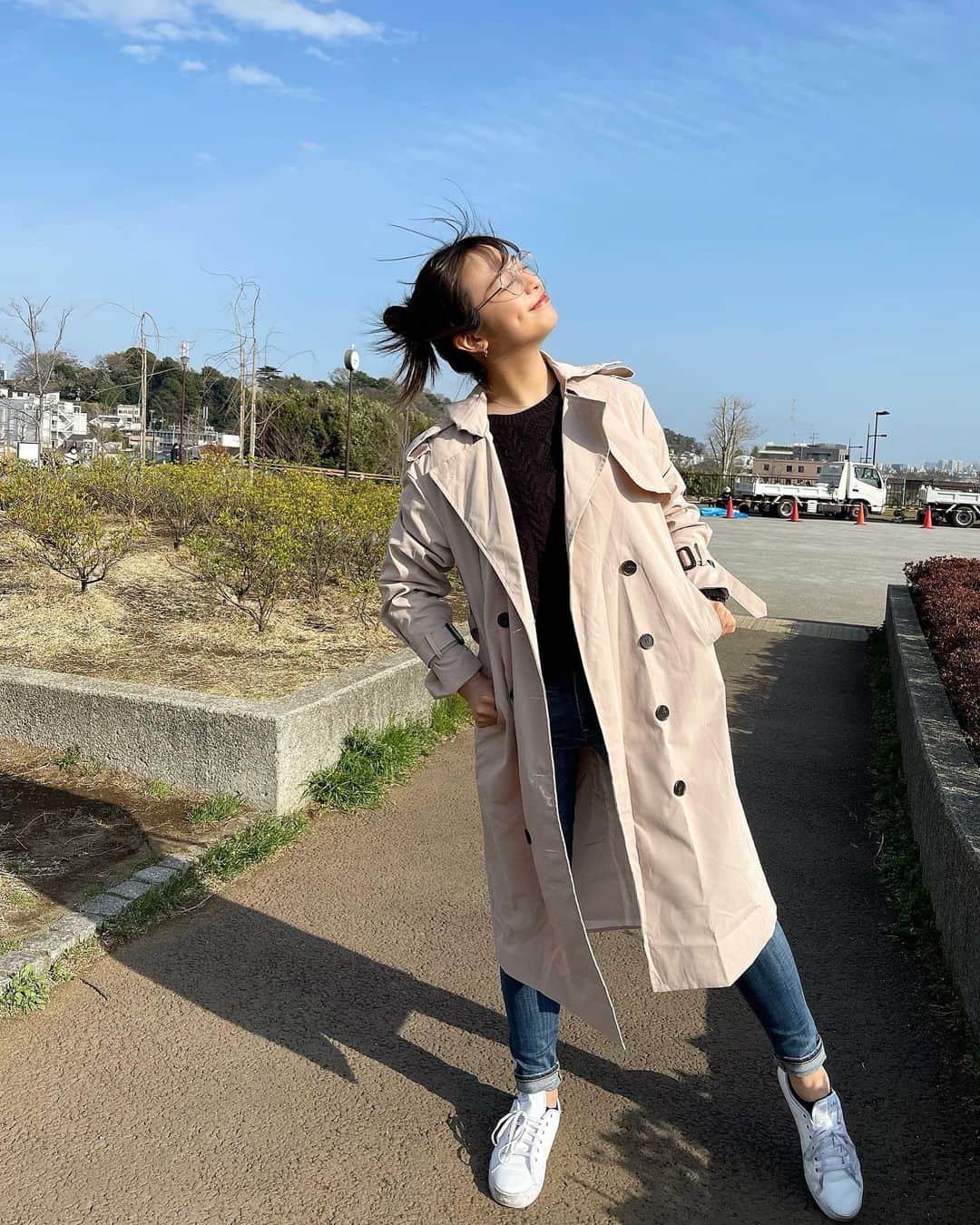 のインスタグラム：「@holidayandholiday_official のトレンチ🧥🤍 袖のベルトでクシュっとできるところがお気に入り☺︎ これから大活躍する予感😽  #holidayandholiday #ホリデーアンドホリデー #トレンチコート #春コーデ」