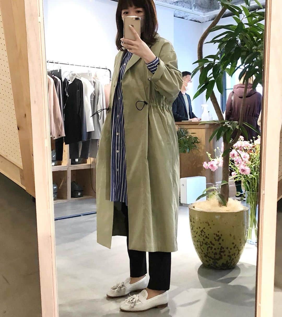 進藤やす子のインスタグラム：「✳︎ 『seeset』 @seeset_official  1st exhibition 2021AW . 1ヶ月ウォーキングしてからスロージョグ...と思ったらビックリするくらい走れなかったんだけど😂、バセドウ病も落ち着いたのでうっすら身体を動かし始めてます。 . そんなタイミングで伺った展示会。 『seeset』は、ランやヨガ、買い物や仕事をボーダーレスに楽しめる大人のためのブランド💛 . 速乾性や伸縮性など高い機能がありながら日常生活に馴染むアイテムの宝庫！ぜーんぜん絞りきれずたくさんオーダーして帰ってきました（ある意味いつも通り）。 . ダマさま @dama_stagram 、かおりさん @kaoriito_orica に久々に会えて、そして初めましてのミキティさん @mikittyisland にお買い物相談しまくって楽しかった〜😆✨ . . #seeset #デビュー #展示会2021aw #おしゃべりに夢中  #写真 #撮りそびれた」