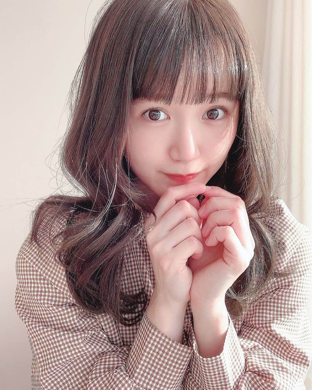 尾崎由香のインスタグラム：「先日、 #ミントベージュ　カラーに💇‍♀️  今日は、大安でとても良い1日でした💕  久しぶりに皆んなとコミュニケーション取りたいから、コメント返そうかな💌  #ヘアカラー　#カラー　#美容院　#巻き髪 #大安　#ベージュ　#モテ髪 #春カラー #ブラウンカラー　#春ヘア」