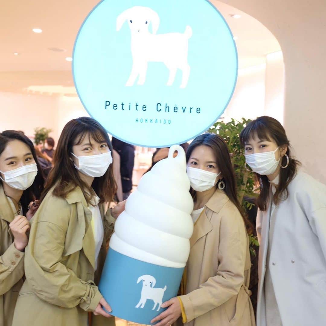 芳賀愛華のインスタグラム：「. ミルクの白と水色のやぎさんの看板が目印🐐❤️ オーロラタウン内の小鳥の広場のむかえです✌️ おしゃれで温かみのある店内で飲食もできます💓 グッズも色々あってかわいかったぁ🥰 . 今日からプレオープンですでに賑わっていました😳👏 ぜひ気になる方行ってみてください🥰 . . #petitechevre #プティシェーヴル #やぎミルク #やぎミルク専門店 #プレオープン」