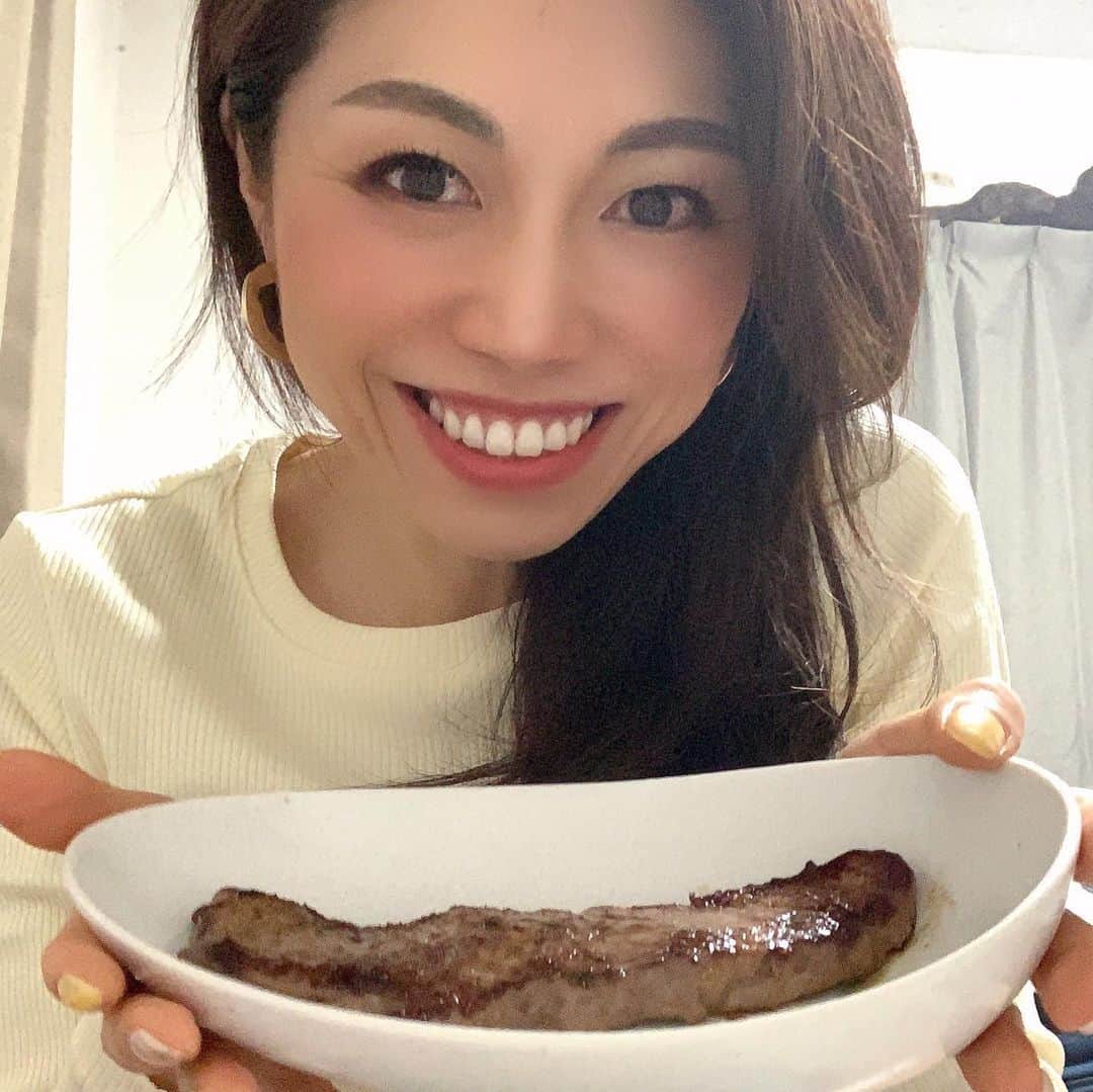 小林アナさんのインスタグラム写真 - (小林アナInstagram)「今日はトレーニング頑張ったから ご褒美サーロイン！ 久々のサーロイン様！！ 美味しい、、、美味しすぎる(´；Д；`) 牛肉は力が出ますね。  #ベストボディジャパンへの道 #ベストボディジャパン #サーロインステーキ #牛肉最高」3月16日 19時29分 - genkobiribiri