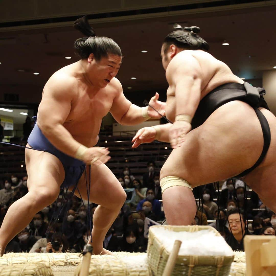 日本相撲協会さんのインスタグラム写真 - (日本相撲協会Instagram)「大相撲三月場所 三日目。 若隆景が、大関 貴景勝を破って大関戦初勝利！  @sumokyokai  #大相撲 #sumo #相撲 #力士 #お相撲さん #japanphoto #sumowrestlers #japanculture  #三月場所 #3月場所 #春場所 #東京 #若隆景 #朝乃山 #正代 #明生 #高安 #隆の勝 #逸ノ城 #天空海 #式守伊之助」3月16日 19時30分 - sumokyokai