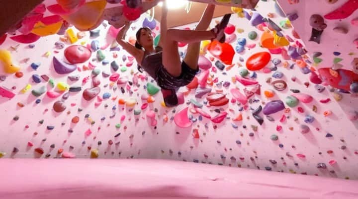大田理裟のインスタグラム：「家の壁でトレーニング😄🔥💪🏻 ﻿ #クライミング #ボルダリング #climbing #bouldering #sportclimbing #スポーツクライミング #sports #climbinglife #training #トレーニング #champion #BeYourOwnChampion #championjp #家トレ #homewall #homegym」