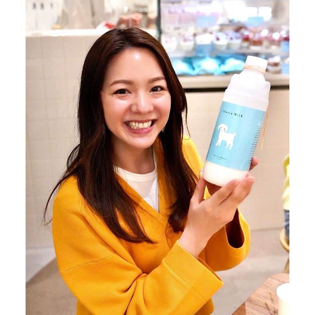 芳賀愛華のインスタグラム：「. @petitechevrehokkaido の商品には 全部かわいいやぎがデザインされています🥰 紙袋もかわいかったなぁ😍 . カメラ女子 @osaoosao ちゃんが撮ってくれた☺️💓 . . #petitechevre #プティシェーヴル #やぎミルク #やぎミルク専門店 #プレオープン」